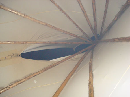 questo era il tetto della tenda tippi, con l'apertura per far uscire via il fumo del fuoco