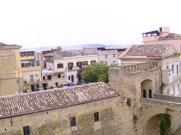 viaggio in risciò - castello aragonese, entrata e piazza antistante
