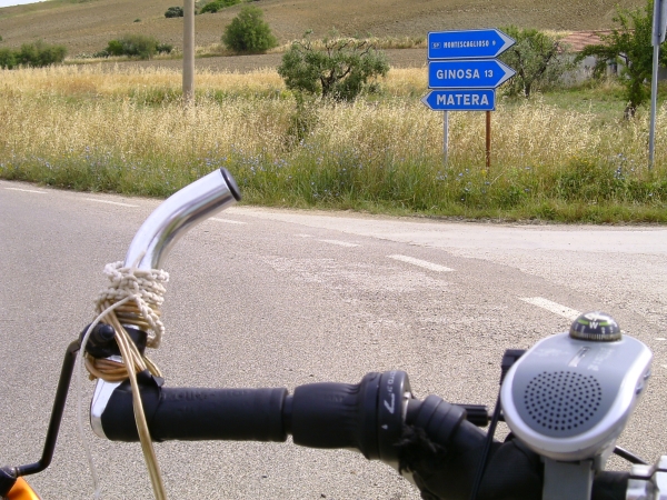 viaggio in risciò -
strada per Matera, bivio per Ginosa (Puglia)